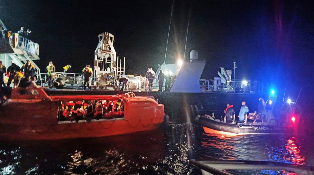 9 българи са в неизвестност след пожара, избухнал на ферибот в Йонийско море