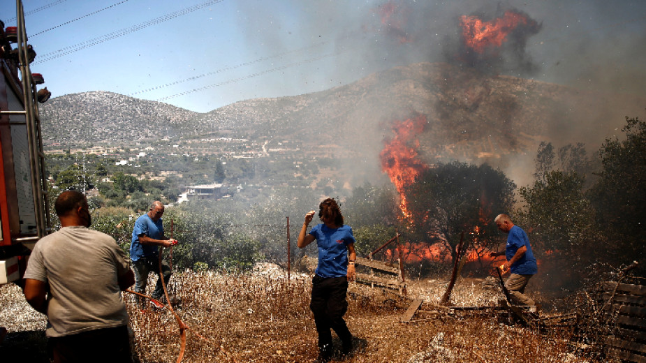 Гърция: Заради пожар евакуираха жителите на три села, изведени са хора и от манастири и детски лагери