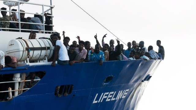 Екшън в Средиземно море – спасиха отвлечения от мигранти търговски кораб