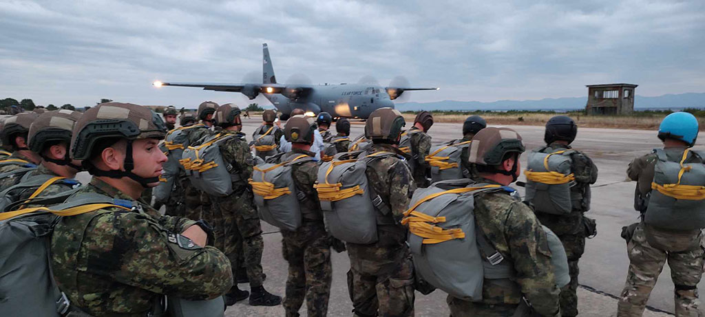 СКСО изпълниха нощни парашутни скокове от  С-130 Херкулес