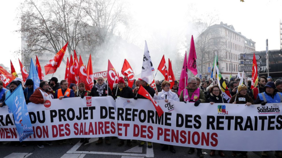 Общонационална стачка блокира Франция заради увеличаването на пенсионната възраст