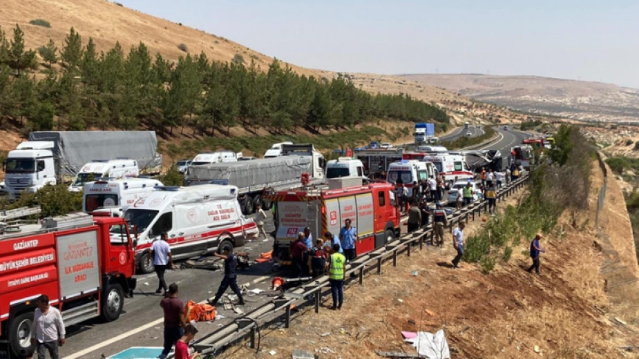15 убити 22-ма ранени при пътен инцидент в Южна Турция