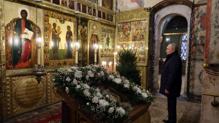 Путин бе сам на празнична служба в катедралата в Кремъл