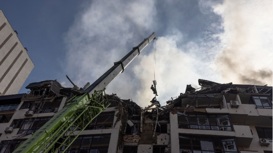 Най-малко петима ранени и един убит в Киев при ракетния удар по жилищна сграда, съобщиха украинските власти