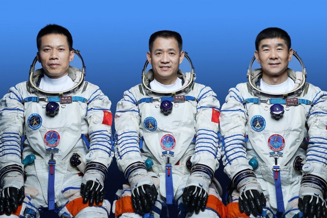 Китай прати трима души в Космоса