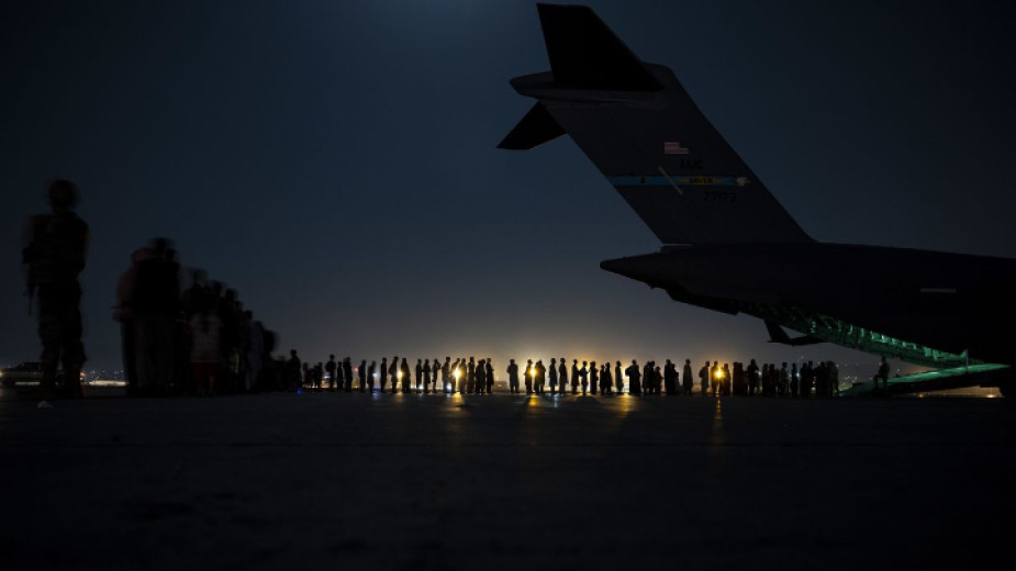 ЦРУ и Пентагонът евакуират американци от Афганистан с тайни операции