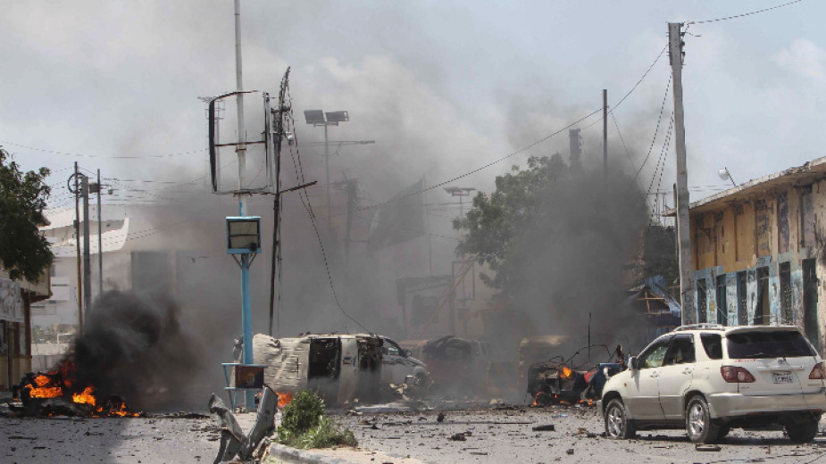 Най-малко 100 са жертвите на двете коли бомби в Могадишу, съобщи президентът на Сомалия