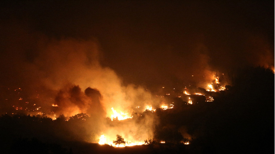 Турция и Гърция остават в капана на пожарите – високите температури създават нови опасности