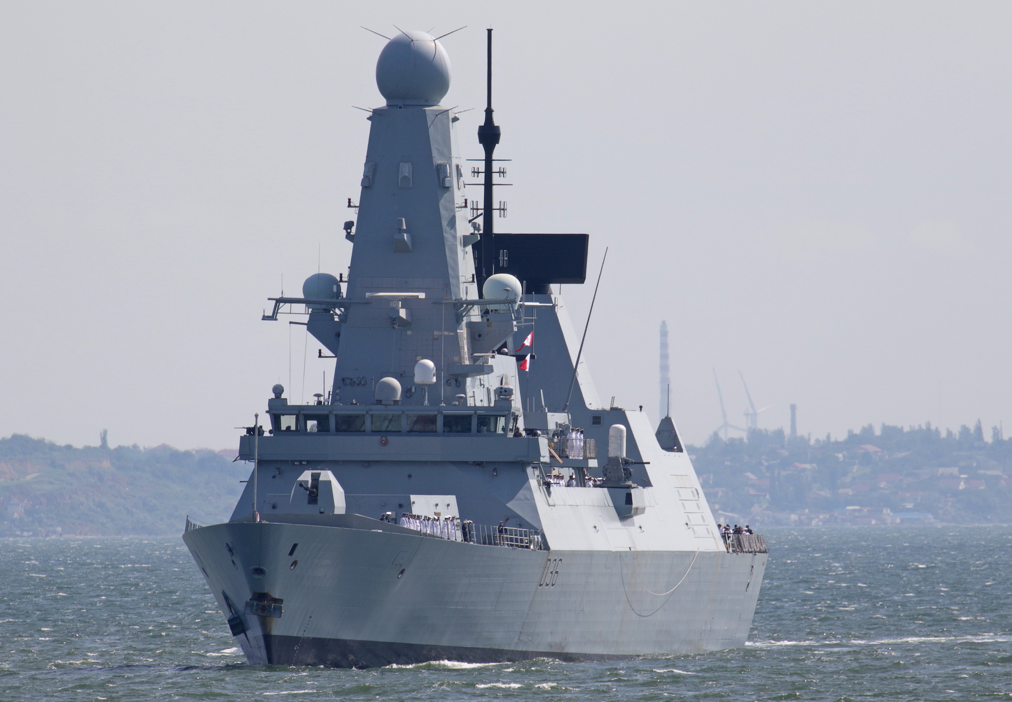Предупредителни изстрели срещу британски военен кораб