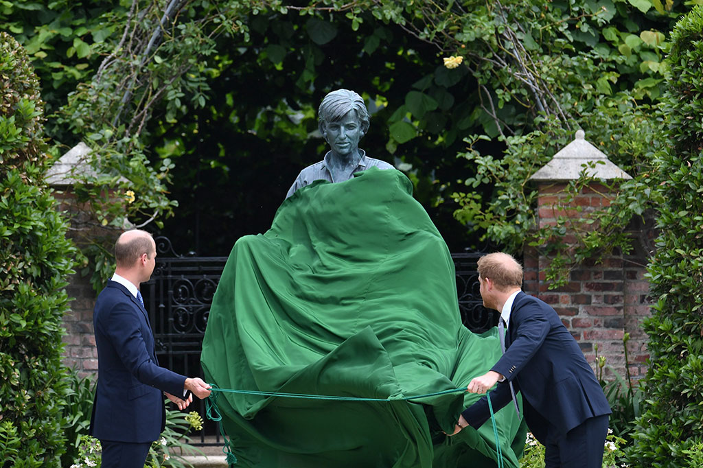 Уилям и Хари откриха статуя на принцеса Даяна