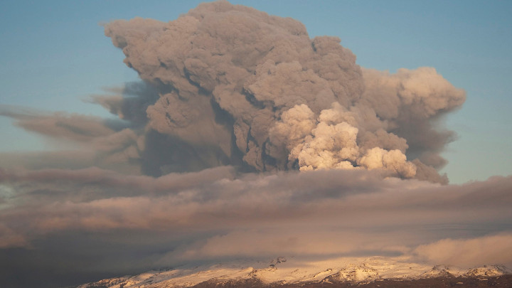 Евакуираха 3000 жители на град в Исландия заради опасност от вулканично изригване