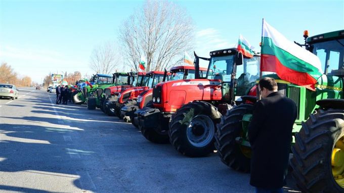 Трактори и жива верига: Недоволството на фермерите продължава