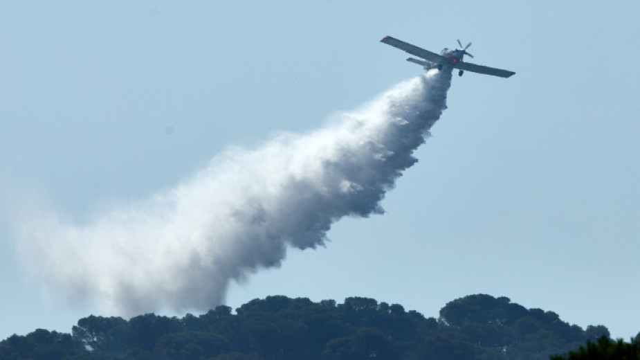 Тридесет и пет противопожарни летателни средства се борят с разрастващия се пожар в Испания