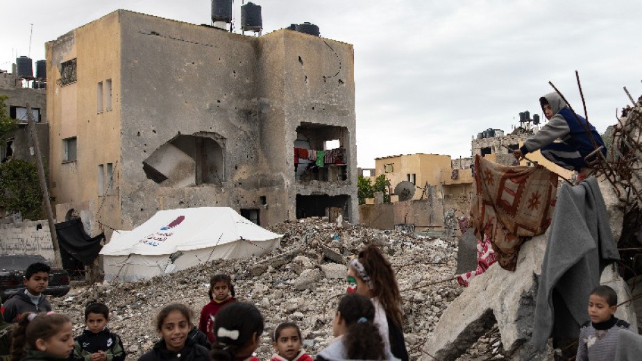 Жертвите в Газа надхвърлиха 30 хиляди души; маскирани патрули борят злоупотребата с помощи