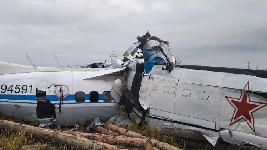 Самолет с 22 души на борда се разби в руската република Татарстан