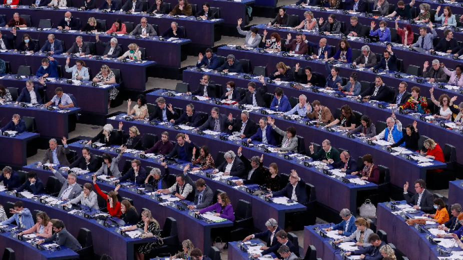 В резолюция на ЕП евродепутатите призоваха за твърд отговор срещу руската намеса