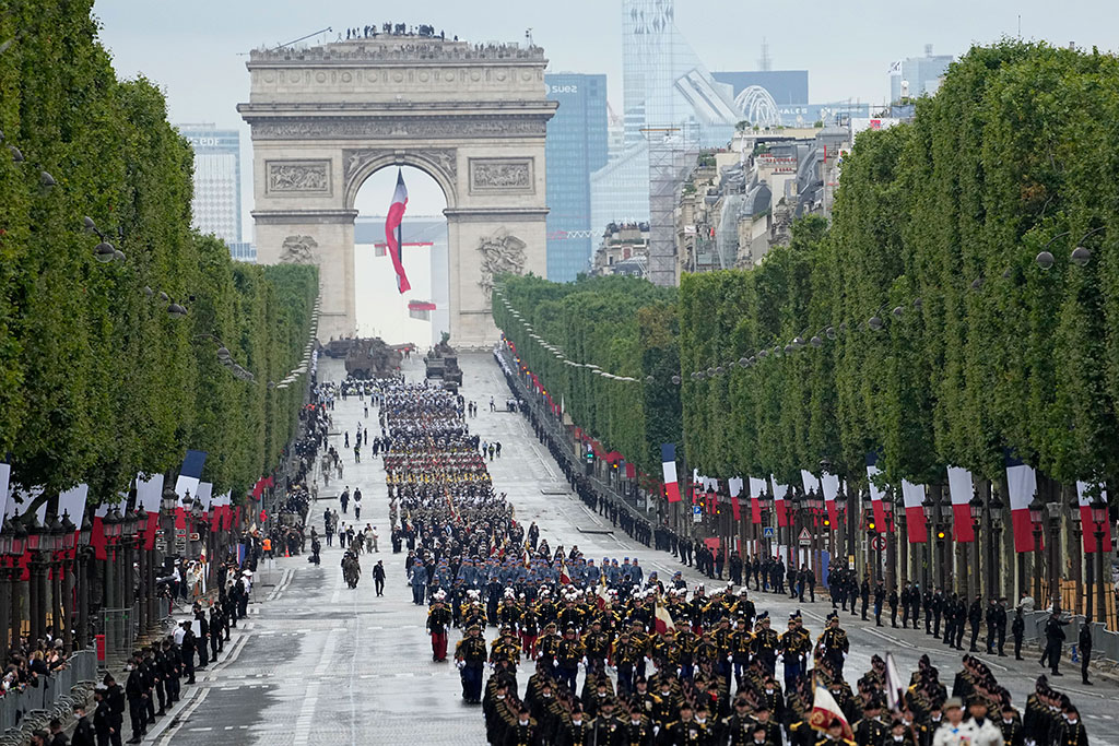 Денят на Бастилията – Франция отбеляза националния си празник с публика и парад