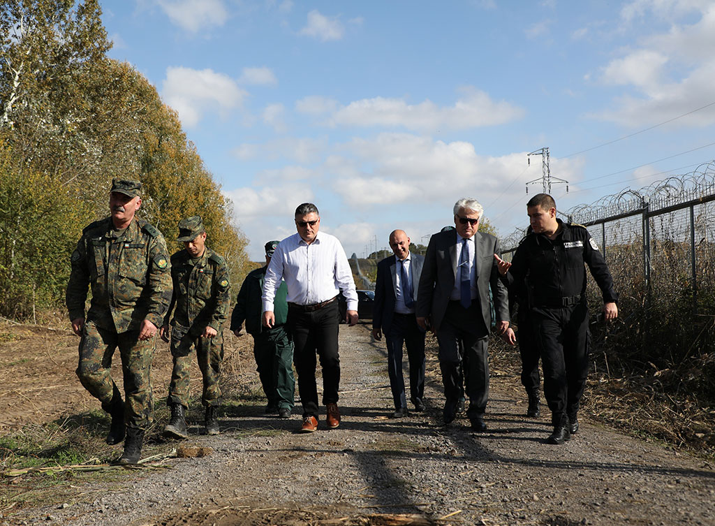 Министрите на отбраната и вътрешните работи инспектираха участък от българо-турската граница