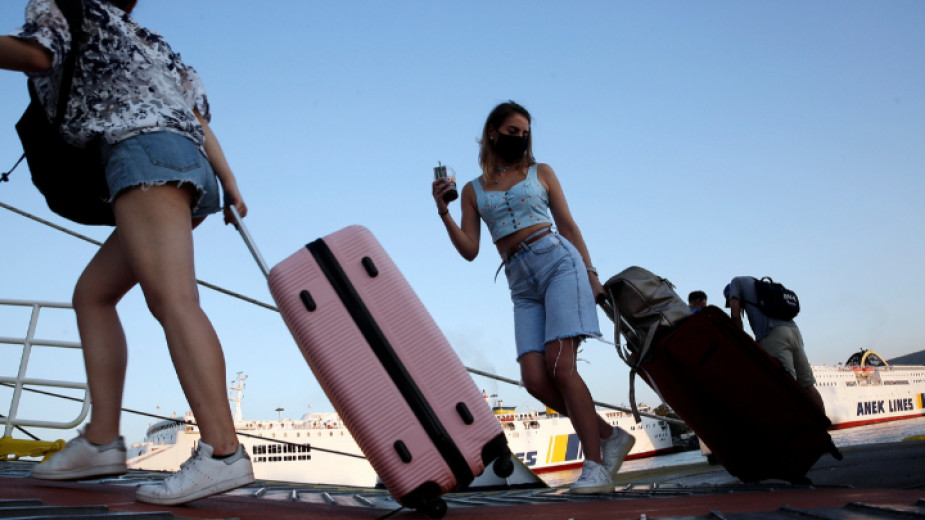 Гърция препоръчва на туристите да спазват дистанция и да носят маска