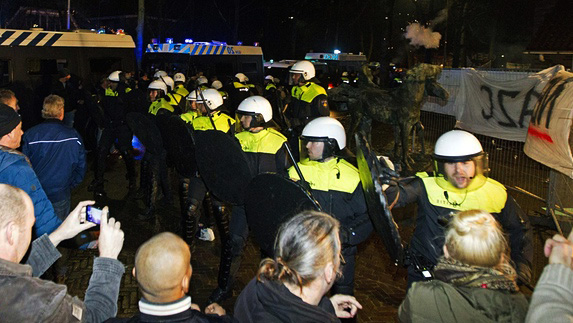 Антимигрантски протест в Холандия прерасна в размирици