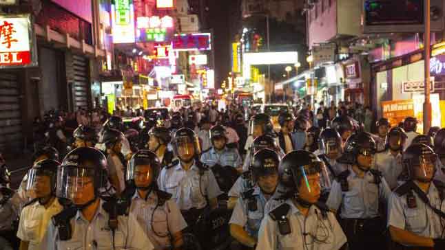 Насилие в Хонг Конг: Маскирани щурмуваха жп гара
