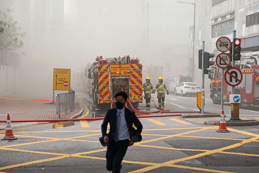Пожар в Хонконг наложи евакуацията на 3400 души