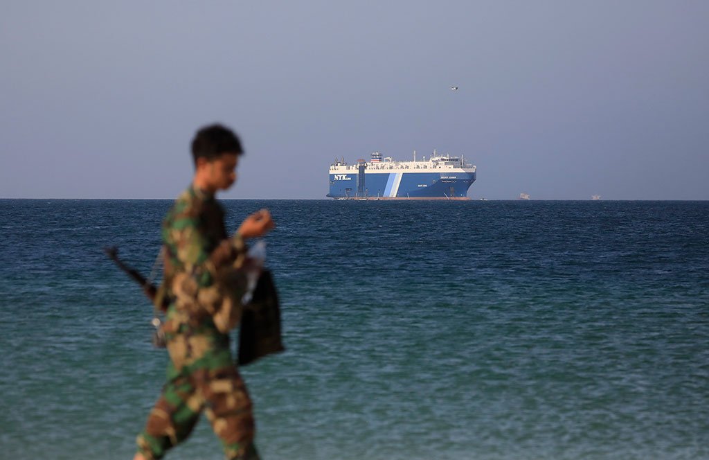 Кораб край Йемен съобщи за падане на ракета близо до него, корабът и екипажът са в безопасност