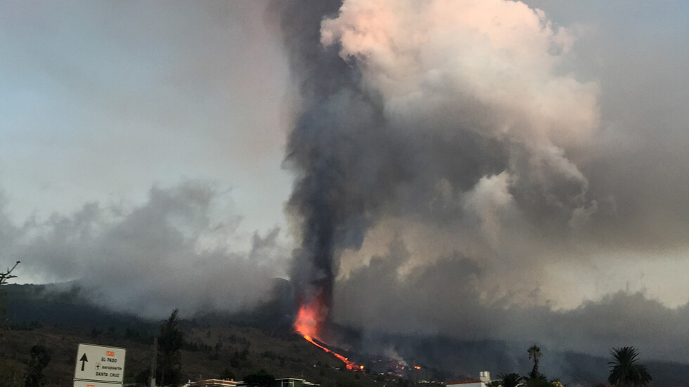 Реки лава и дъжд от пепел на остров ла палма вулканът кубре виеха продължава да сее разруха