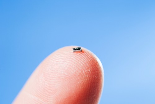Шведска фирма имплантира чипове за Ковид  сертификат