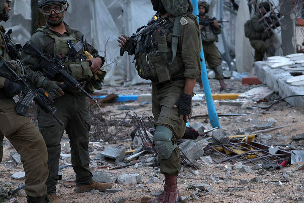 Израелските военни съобщиха, че са открили следи от заложници в тунел в ивицата Газа