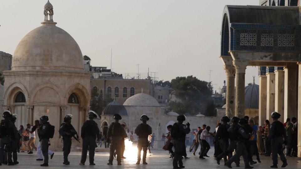 Най-малко 152-ма палестинци са ранени при сблъсъци с израелската полиция в Ерусалим