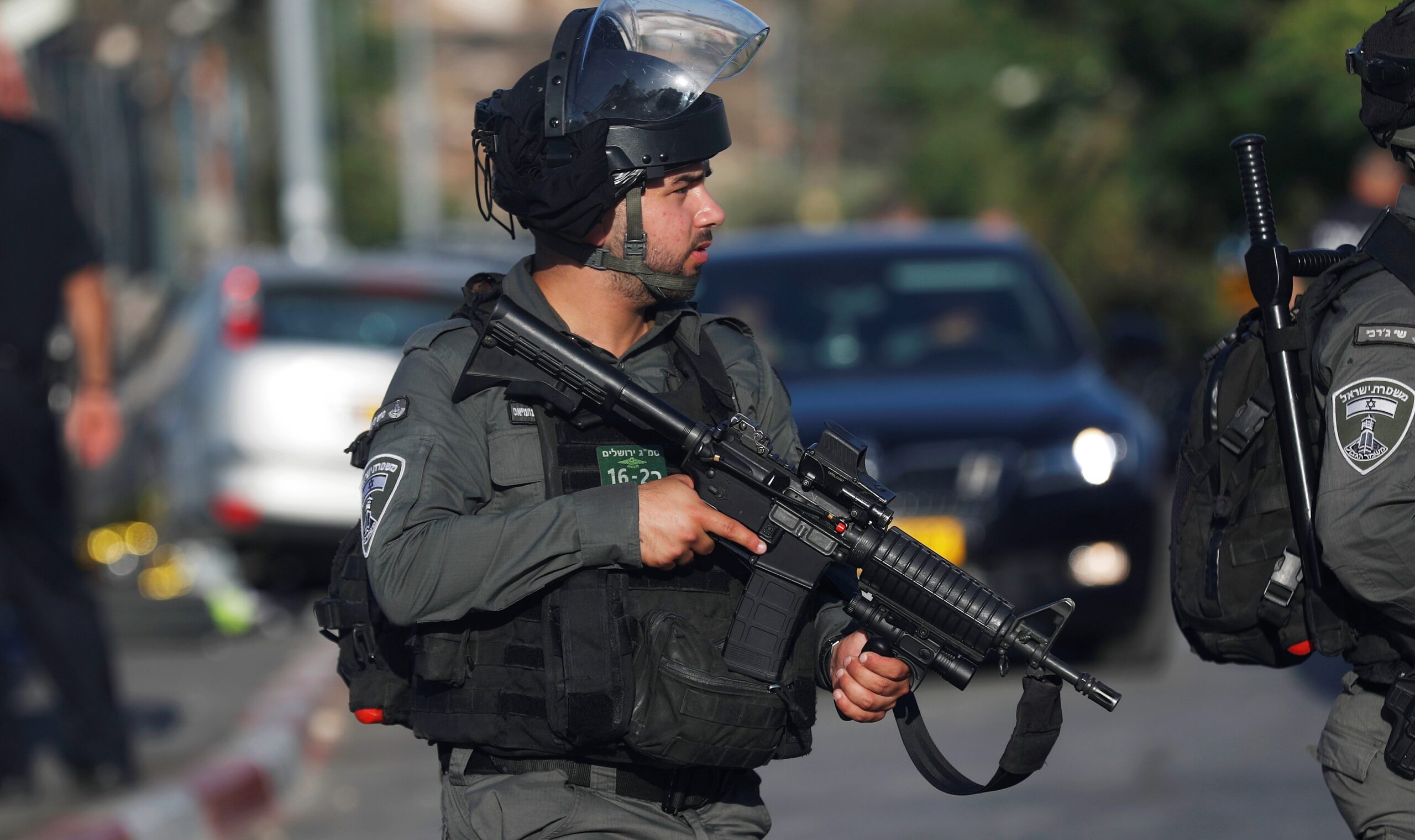 Израелски заселници стрелят и палят коли и къщи в село на Западния бряг; един човек е убит, а 25 са ранени