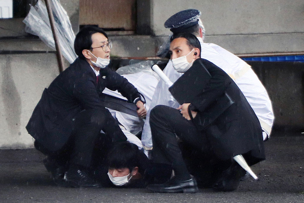 Мъж хвърли бомбичка по японския премиер на предизборен митинг; Кишида е невредим