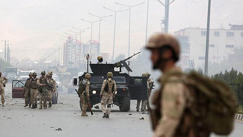 Двоен бомбен атентат близо до летището в Кабул, има десетки убити и ранени