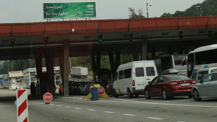 Пропускането на товарни автомобили през ГКПП „Калотина“ в посока от България за Сърбия е временно преустановено от сръбските гранични власти