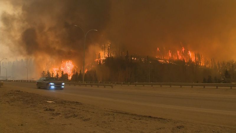 Над 29 000 души бяха евакуирани в Канада заради горски пожари
