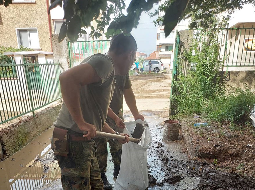 Военнослужещи от 61-а Стрямска механизирана бригада и днес помагат на жителите на Карлово