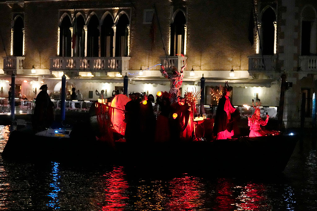 С парад на лодки откриха карнавалния сезон във Венеция
