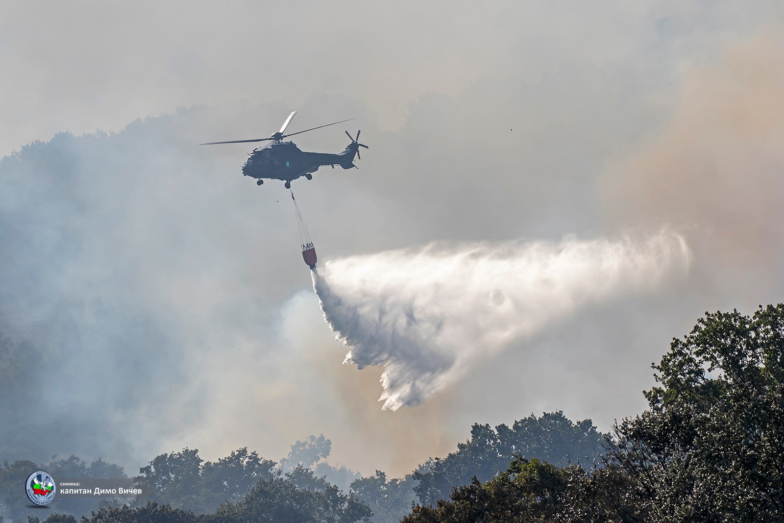 Военнослужещи от Сухопътните войски и Военновъздушните сили се включват в гасенето на голям горски пожар край Хисаря