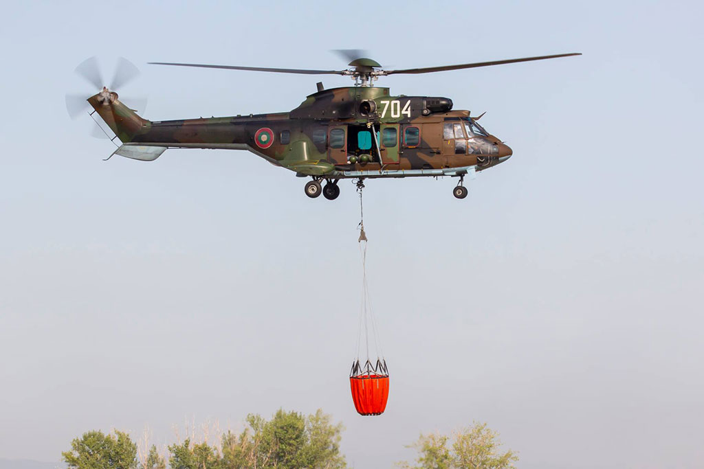 Два хеликоптера участват в гасенето на големия горски пожар в Пазарджишко
