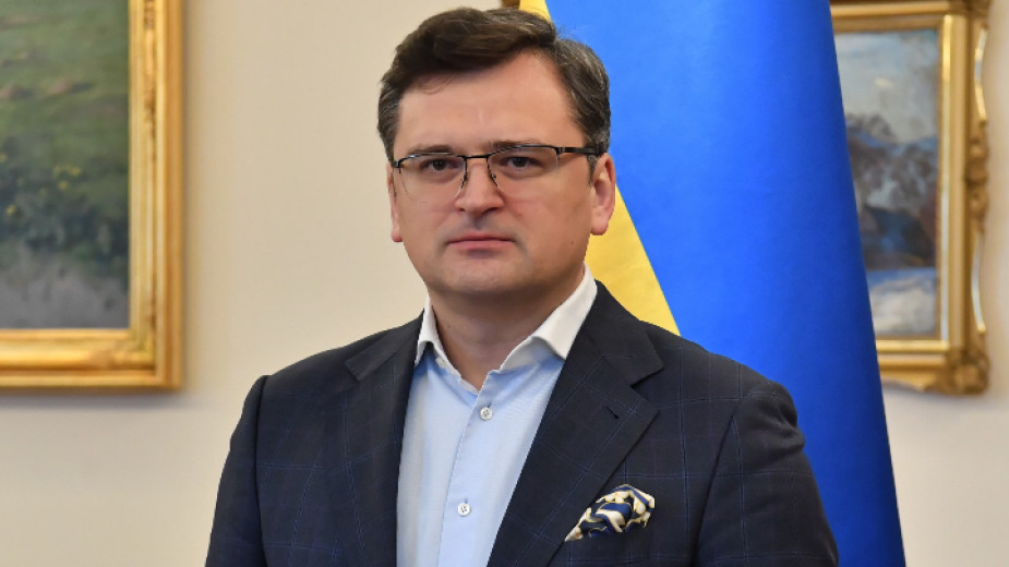 Украйна спира консулските услуги за мъже в наборна възраст, които са в чужбина