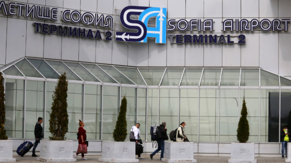 Частен самолет спука гума на летище „София“, за кратко е затворена писта