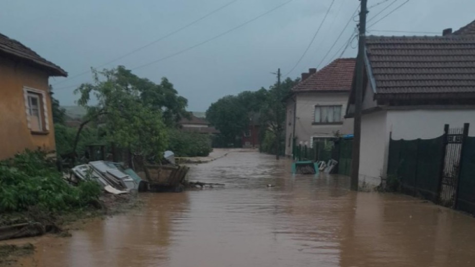 В бедствено положение от поройните дъждове са общините Враца и Криводол и 5 мездренски села
