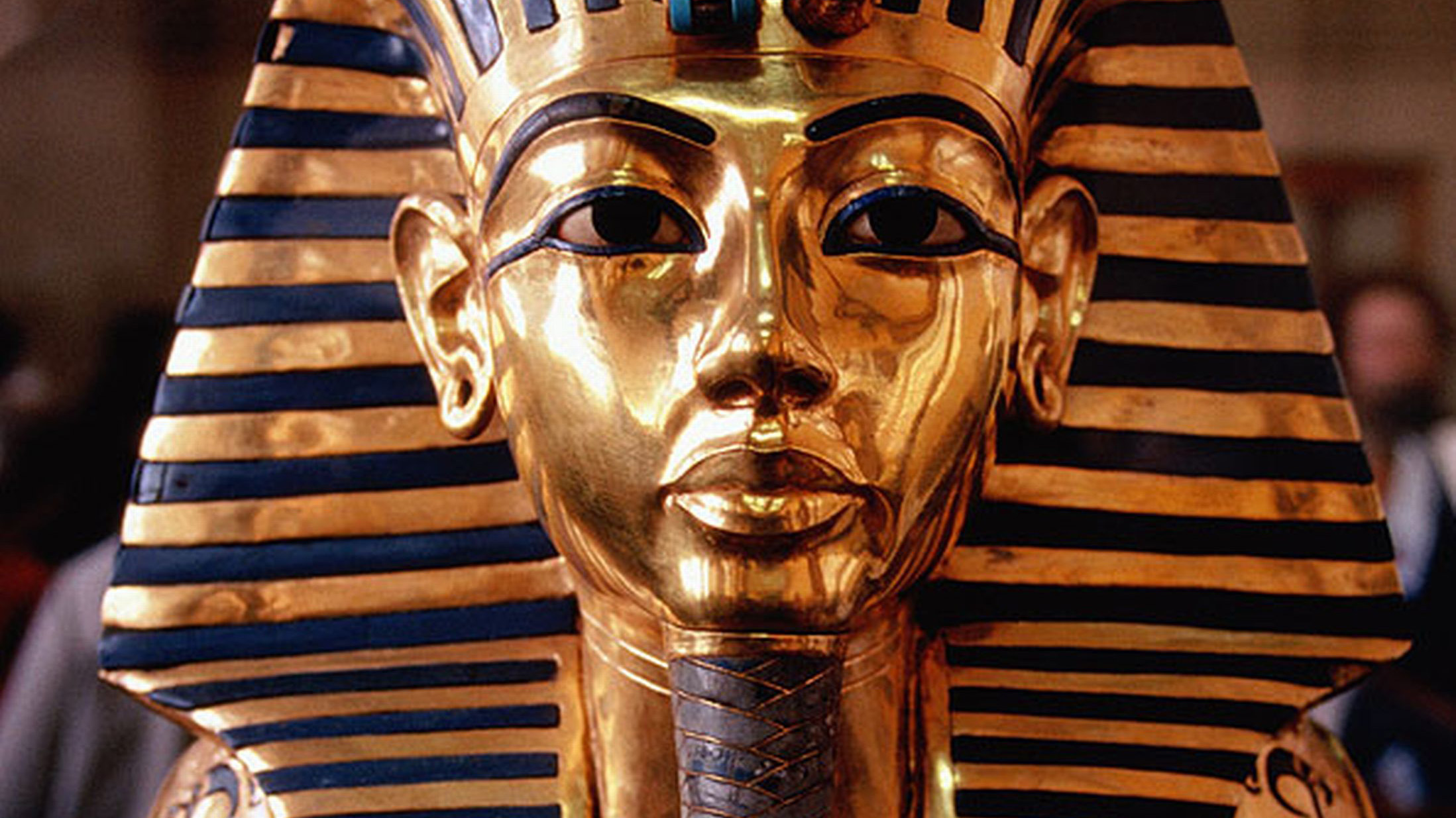 Великолепната маска на Тутанкамон отново в музея