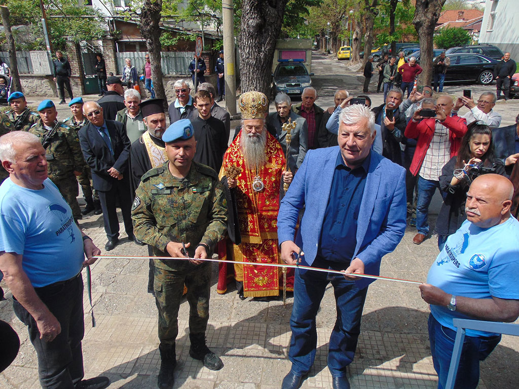 Парашутистите в Пловдив откриха новия си клуб