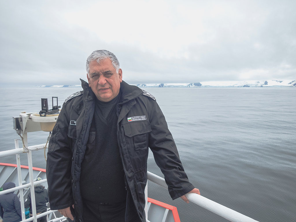Флотилен адмирал Боян Медникаров: Плаването до Антарктида е сбъдната мечта
