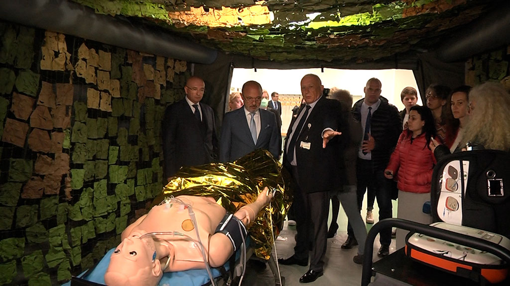 Меджидиев впечатлен от симулационния център на ВМА, там се обучават медиците за спешна помощ по въздух