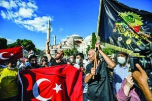 Религиозни турци се събраха пред „Света София“, за да изразят радостта си от превръщането на храма в джамия