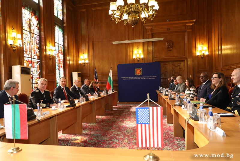 Министърът на отбраната Драгомир Заков и секретарят по отбраната на САЩ Лойд Дж. Остин обсъдиха развитието на двустранното стратегическо партньорство