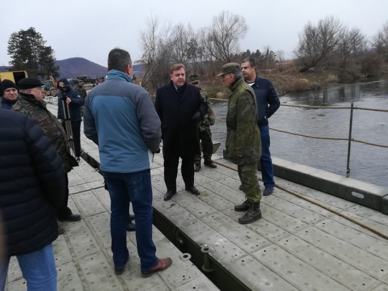 Министърът на отбраната Красимир Каракачанов се срещна с военнослужещите, ангажирани с изграждането на мост над река Искър край гр. Червен бряг
